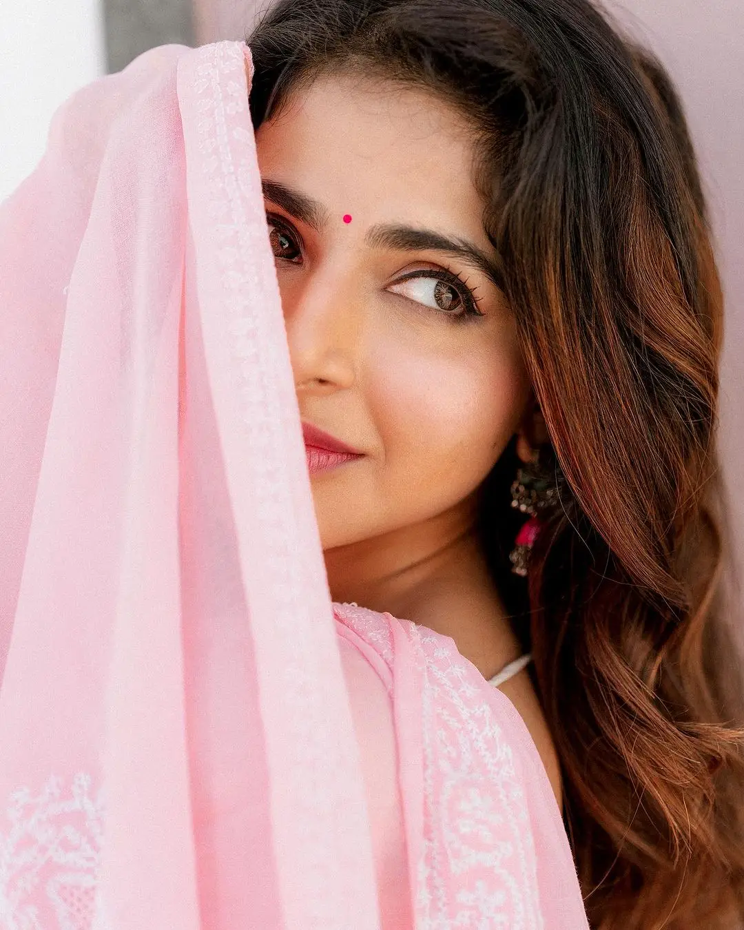 Indian Girl Iswarya Menon In Traditional Pink Saree Sleeveless White Blouse